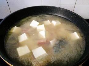 清水的量自行控制 ，加入白豆腐