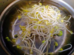 另起一锅水煮开 ，煮黄豆芽至断生