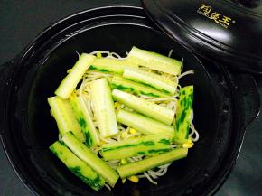 黄瓜条也分两次摆放