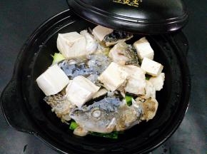 把鱼头 鱼骨，豆腐盛上去  ，鱼汤放旁边备用