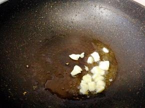 起油锅放入蒜头爆香