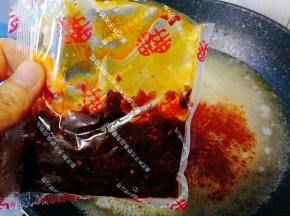 加入调料包里面的红油  ，多少量自行控制，我只放了一半，因为不怎么会吃辣