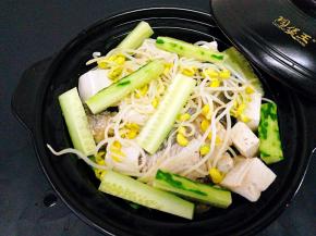 把剩下的黄豆芽，黄瓜再铺上