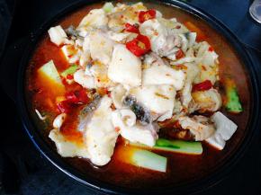 加入鱼片，鱼汤