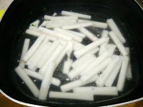 再把年糕放入已开的水中焯软