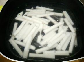 再把年糕放入已开的水中焯软