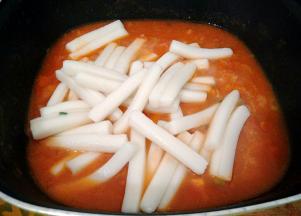 下年糕，加盐，白糖调味。