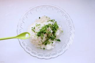 放进提前准备好的米饭中，加1g盐