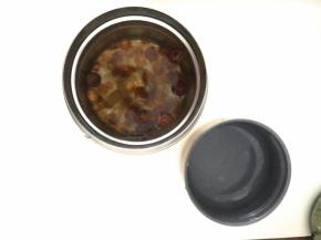 把所有的食材放入焖烧壶里，倒入刚烧开的热水（一定要烧开的开水）闷6个小时左右