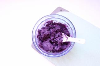 紫薯切片蒸熟加半汤匙炼奶翻拌均匀