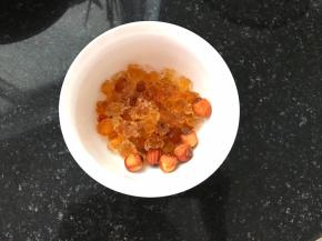 去除里面的杂质（我买的这盒桃胶杂质较多，费了好大的劲才洗干净）