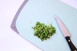 西兰花去根蒂沥水切小碎丁