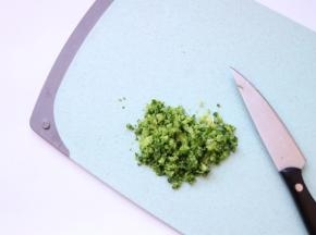 西兰花去根蒂沥水切小碎丁