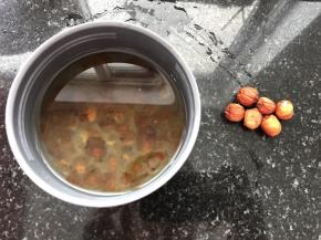 桃胶放水里泡发12小时，洗净备用