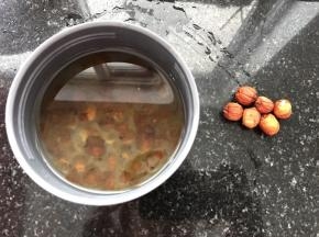 桃胶放水里泡发12小时，洗净备用