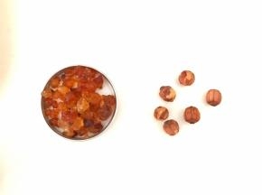 取适量的桃胶和莲子