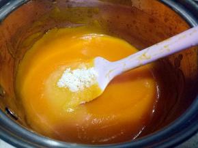 把打好的南瓜泥放入小奶锅中加适量的糖和一点点的盐，小火加热。