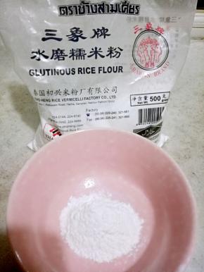 取一勺糯米粉放入小碗里