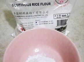 取一勺糯米粉放入小碗里