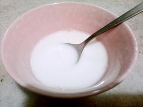 糯米粉加点水搅开，倒入锅里。