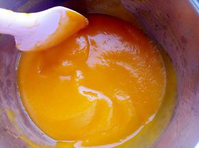 小火，用刮刀搅拌，搅至浓稠就可以关火了。