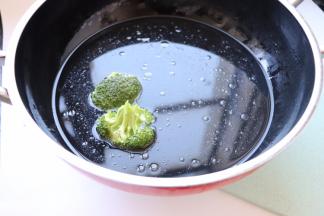 西兰花放在开水里煮30S-1分钟（煮西兰花的时候锅里加几滴食用油和少许盐，煮出来的西兰花颜色更翠绿）