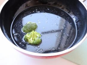 西兰花放在开水里煮30S-1分钟（煮西兰花的时候锅里加几滴食用油和少许盐，煮出来的西兰花颜色更翠绿）