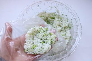 取一份米饭压扁