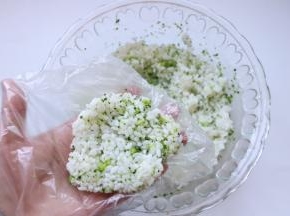 取一份米饭压扁