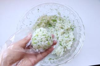 捏成大致三角形