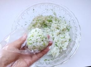 捏成大致三角形