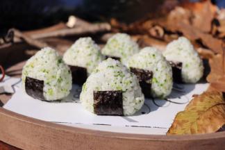 分别做好，孩子秋游带着西兰花便当也是不错的选择哦（里面也可以包肉松）