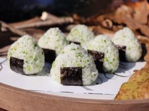 分别做好，孩子秋游带着西兰花便当也是不错的选择哦（里面也可以包肉松）