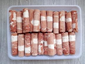 取适量冷冻的牛肉卷，无须解冻