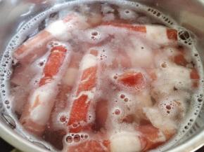 将牛肉卷放入冷水中，加热汆水