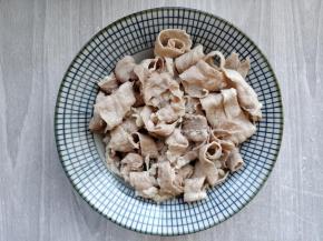 用温水冲净浮沫后，捞出，沥净水分备用