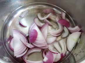 热锅热油，将切好的洋葱丝（稍粗些）放入翻炒出香味