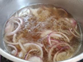 加入适量高汤（或清水，水量刚好盖过肥牛即可），盐、糖、料酒、蒸鱼豉油煮沸