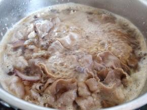 倒入肥牛卷，中火煮沸后，撇去浮沫，小火继续熬煮5-10分钟左右后关火