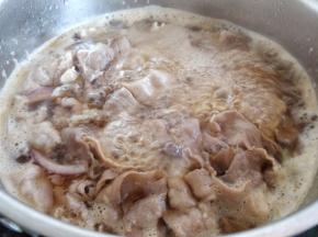 倒入肥牛卷，中火煮沸后，撇去浮沫，小火继续熬煮5-10分钟左右后关火
