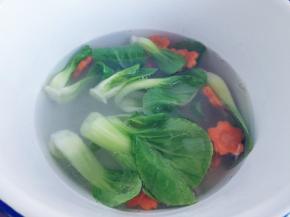 入80度左右热水（水中加少许盐），汆烫几秒后取出