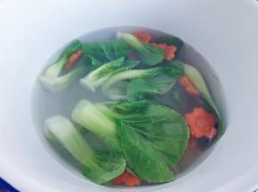入80度左右热水（水中加少许盐），汆烫几秒后取出
