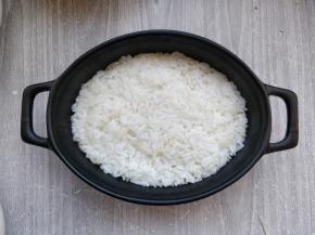 将米饭盛入碗或深盘中，大致压平，备用