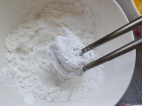 将虾仁在淀粉中滚一下，表面均匀蘸满后，抖掉多余的部分
