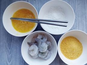 鸡蛋加盐打散，同时准备好淀粉和面包糠