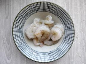 解冻后的虾仁，用厨房纸巾吸净表面水分