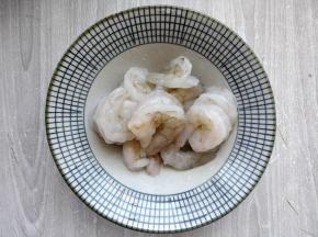 解冻后的虾仁，用厨房纸巾吸净表面水分