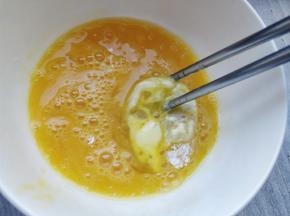 再入蛋液中滚满