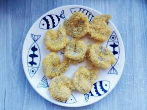 将所有虾仁都这样裹好，同时烧热油锅