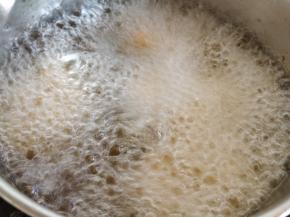 油温200度左右时，将虾仁依次放入油锅中，稍炸至表面金黄，整个浮起即可捞出